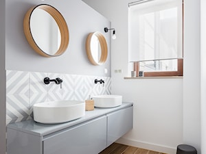 Remont w Wilanowie - Mała z dwoma umywalkami z punktowym oświetleniem łazienka z oknem, styl nowoczesny - zdjęcie od ZAWICKA-ID Projektowanie wnętrz