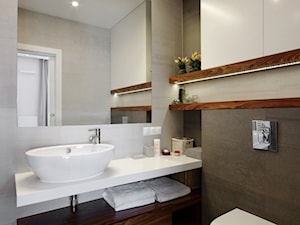 Apartament dla 4-osobowej rodziny - Mała z punktowym oświetleniem łazienka, styl nowoczesny - zdjęcie od ZAWICKA-ID Projektowanie wnętrz