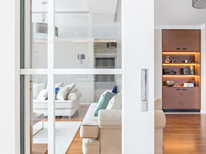 Apartament na Ursynowie - Średni biały szary salon, styl glamour - zdjęcie od ZAWICKA-ID Projektowanie wnętrz