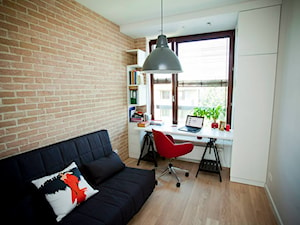 Mieszkanie na Powiślu - Małe z sofą z zabudowanym biurkiem szare biuro, styl nowoczesny - zdjęcie od ZAWICKA-ID Projektowanie wnętrz