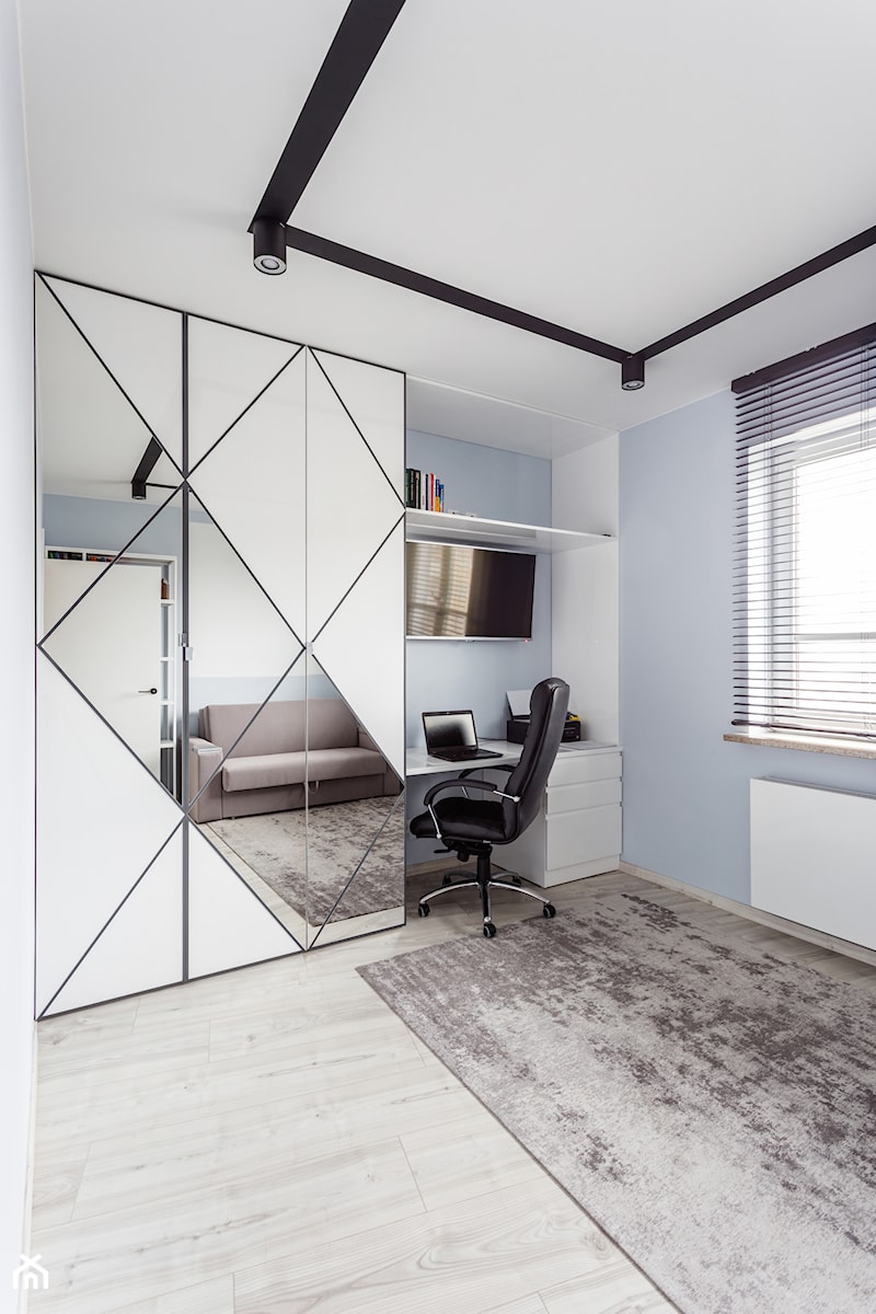 90 m2 po remoncie - Średnie z sofą białe niebieskie biuro, styl nowoczesny - zdjęcie od ZAWICKA-ID Projektowanie wnętrz