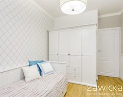Inspirowane stylem Hampton - Średnia biała szara sypialnia - zdjęcie od ZAWICKA-ID Projektowanie wnętrz - Homebook