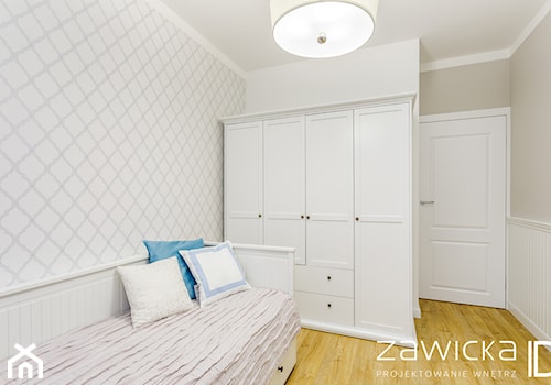 Inspirowane stylem Hampton - Średnia biała szara sypialnia - zdjęcie od ZAWICKA-ID Projektowanie wnętrz