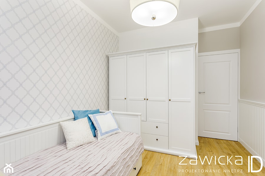 Inspirowane stylem Hampton - Średnia biała szara sypialnia - zdjęcie od ZAWICKA-ID Projektowanie wnętrz