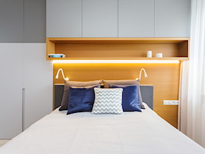 90 m2 po remoncie - Mała biała sypialnia, styl nowoczesny - zdjęcie od ZAWICKA-ID Projektowanie wnętrz