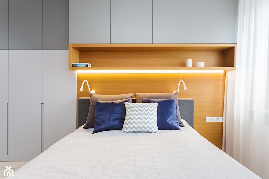 90 m2 po remoncie - Mała biała sypialnia, styl nowoczesny - zdjęcie od ZAWICKA-ID Projektowanie wnętrz