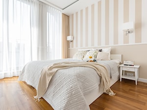 Apartament na Ursynowie - Mała beżowa sypialnia, styl glamour - zdjęcie od ZAWICKA-ID Projektowanie wnętrz