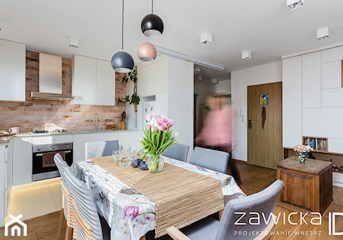 Średnia biała jadalnia w salonie w kuchni - zdjęcie od ZAWICKA-ID Projektowanie wnętrz