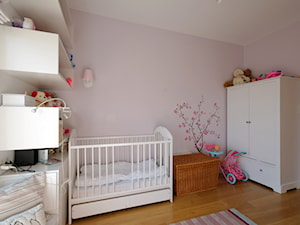 Apartament dla 4-osobowej rodziny - Średni różowy pokój dziecka dla dziecka dla dziewczynki, styl nowoczesny - zdjęcie od ZAWICKA-ID Projektowanie wnętrz