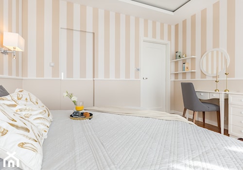 Apartament na Ursynowie - Średnia beżowa z biurkiem sypialnia, styl glamour - zdjęcie od ZAWICKA-ID Projektowanie wnętrz