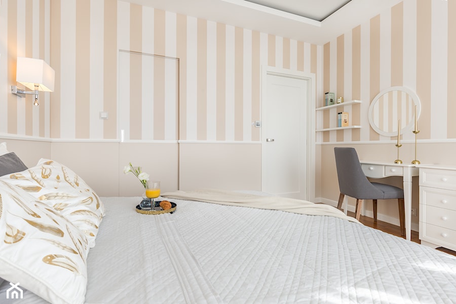 Apartament na Ursynowie - Średnia beżowa z biurkiem sypialnia, styl glamour - zdjęcie od ZAWICKA-ID Projektowanie wnętrz