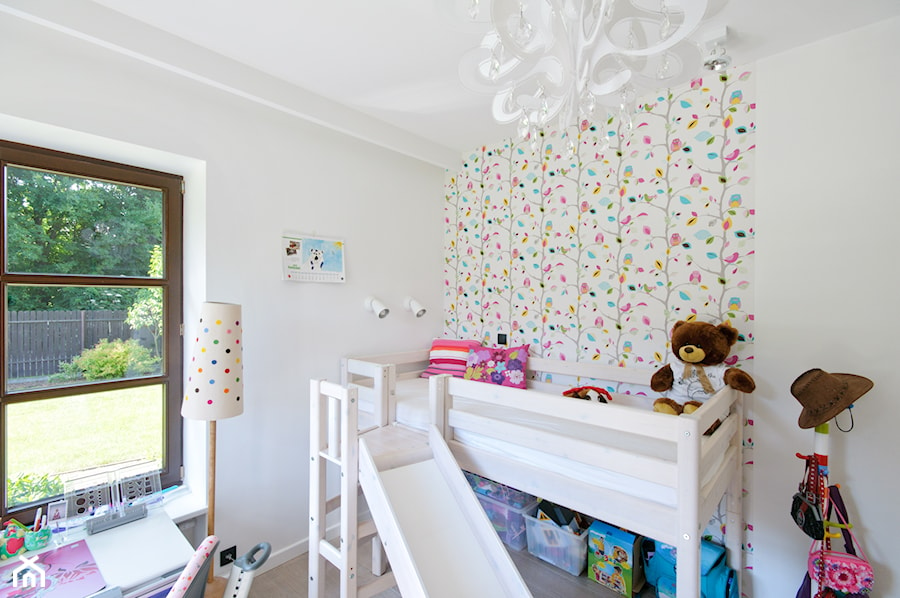 Dom w Białołęce - Średni biały pokój dziecka dla dziecka dla dziewczynki, styl nowoczesny - zdjęcie od ZAWICKA-ID Projektowanie wnętrz