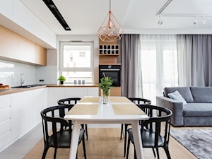 Mieszkanie dla rodziny - Mała otwarta biała z zabudowaną lodówką kuchnia w kształcie litery l z oknem, styl skandynawski - zdjęcie od ZAWICKA-ID Projektowanie wnętrz