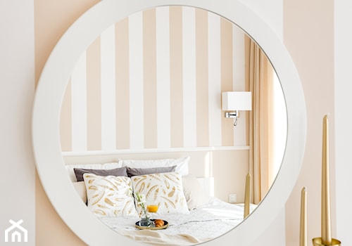Apartament na Ursynowie - Beżowa biała sypialnia, styl glamour - zdjęcie od ZAWICKA-ID Projektowanie wnętrz