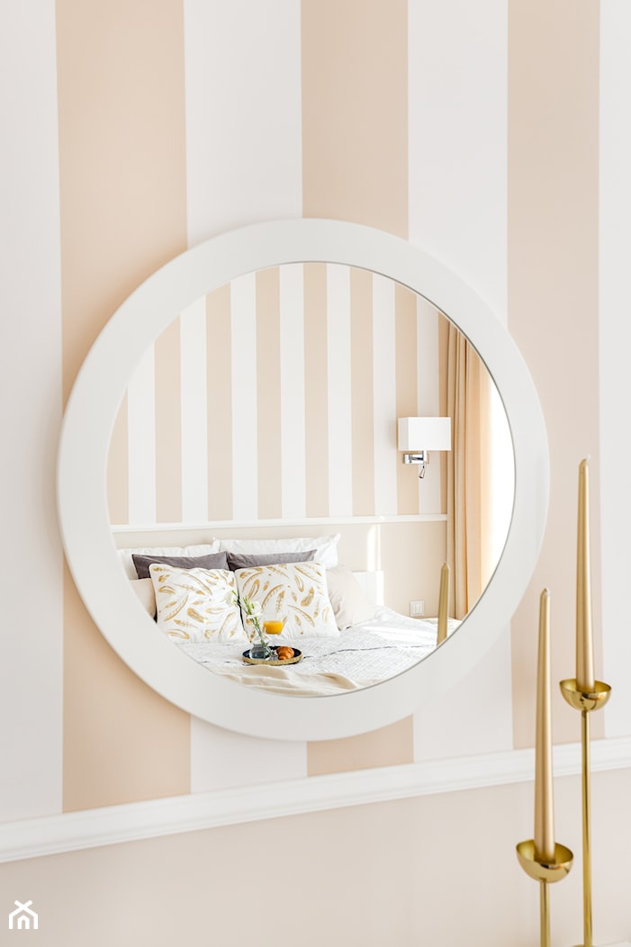 Apartament na Ursynowie - Beżowa biała sypialnia, styl glamour - zdjęcie od ZAWICKA-ID Projektowanie wnętrz - Homebook