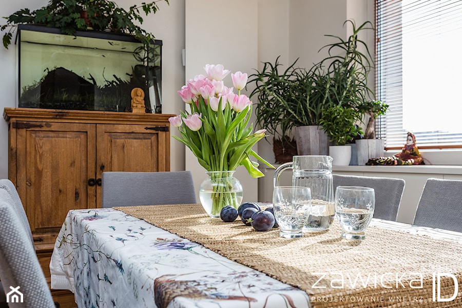 Mieszkanie na Bielanach - Średnia beżowa jadalnia jako osobne pomieszczenie - zdjęcie od ZAWICKA-ID Projektowanie wnętrz