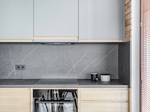 66m2 Królikarnia - Mała zamknięta czarna z zabudowaną lodówką kuchnia jednorzędowa z oknem z marmurem nad blatem kuchennym, styl nowoczesny - zdjęcie od ZAWICKA-ID Projektowanie wnętrz