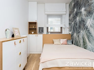 Mała, przytulna i funkcjonalna sypialnia - zdjęcie od ZAWICKA-ID Projektowanie wnętrz