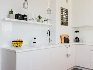 Biała skandynawska kuchnia - zdjęcie od ZAWICKA-ID Projektowanie wnętrz