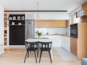 Mieszkanie dla rodziny - Średnia otwarta z salonem biała z zabudowaną lodówką z podblatowym zlewozmywakiem kuchnia w kształcie litery l z oknem, styl skandynawski - zdjęcie od ZAWICKA-ID Projektowanie wnętrz