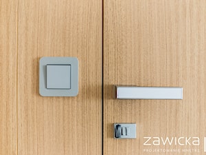Drzwi zlicowane ze ścianą - zdjęcie od ZAWICKA-ID Projektowanie wnętrz