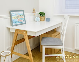 Inspirowane stylem Hampton - Mała biała z biurkiem sypialnia - zdjęcie od ZAWICKA-ID Projektowanie wnętrz - Homebook