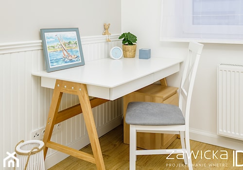 Inspirowane stylem Hampton - Mała biała z biurkiem sypialnia - zdjęcie od ZAWICKA-ID Projektowanie wnętrz