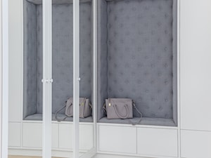 Apartament na Ursynowie - Mały biały szary hol / przedpokój, styl glamour - zdjęcie od ZAWICKA-ID Projektowanie wnętrz