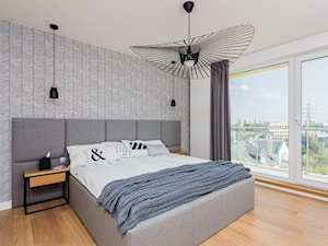 Mieszkanie dwupoziomowe w stylu skandynawskim - Średnia biała sypialnia z balkonem / tarasem, styl nowoczesny - zdjęcie od ZAWICKA-ID Projektowanie wnętrz