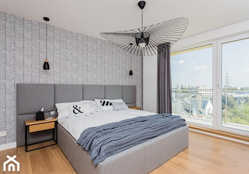 Mieszkanie dwupoziomowe w stylu skandynawskim - Średnia biała sypialnia z balkonem / tarasem, styl nowoczesny - zdjęcie od ZAWICKA-ID Projektowanie wnętrz