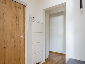Mieszkanie na Bielanach - Mały biały hol / przedpokój - zdjęcie od ZAWICKA-ID Projektowanie wnętrz