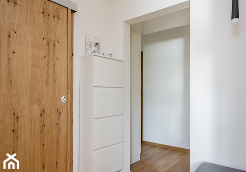 Mieszkanie na Bielanach - Mały biały hol / przedpokój - zdjęcie od ZAWICKA-ID Projektowanie wnętrz