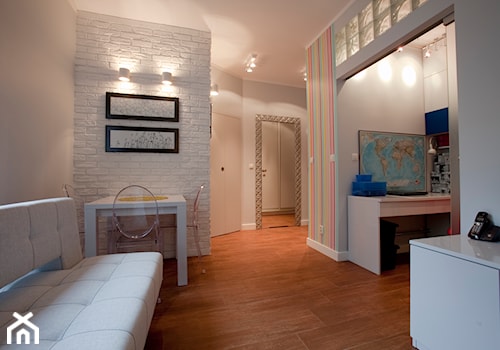 Mieszkanko w kamienicy - Mały biały salon, styl nowoczesny - zdjęcie od ZAWICKA-ID Projektowanie wnętrz