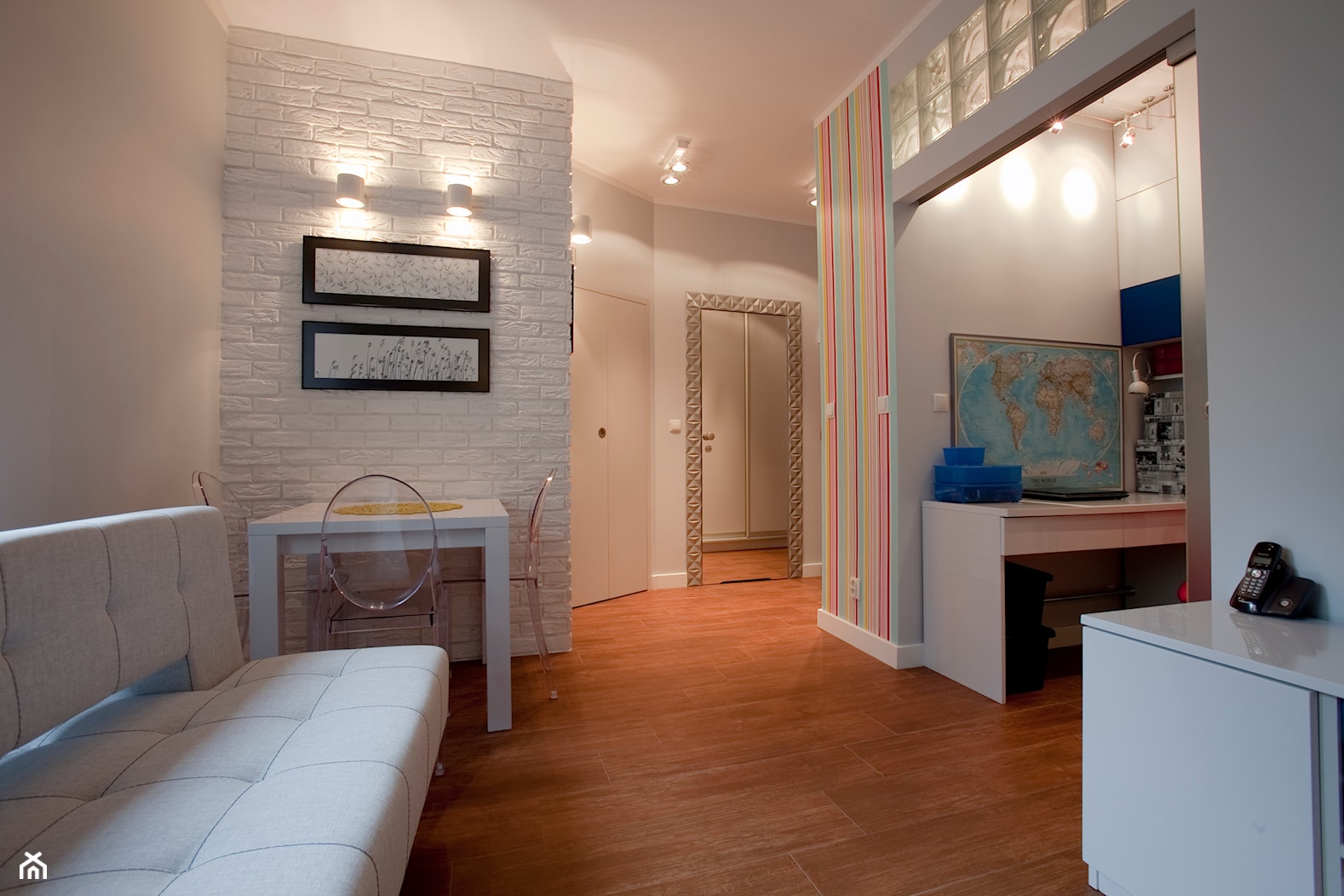 Mieszkanko w kamienicy - Mały biały salon, styl nowoczesny - zdjęcie od ZAWICKA-ID Projektowanie wnętrz - Homebook