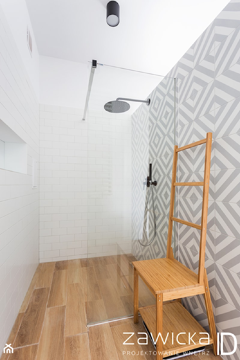 Remont w Wilanowie - Mała na poddaszu bez okna łazienka, styl nowoczesny - zdjęcie od ZAWICKA-ID Projektowanie wnętrz