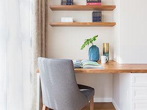 Apartament na Ursynowie - Małe w osobnym pomieszczeniu z zabudowanym biurkiem białe biuro, styl tradycyjny - zdjęcie od ZAWICKA-ID Projektowanie wnętrz