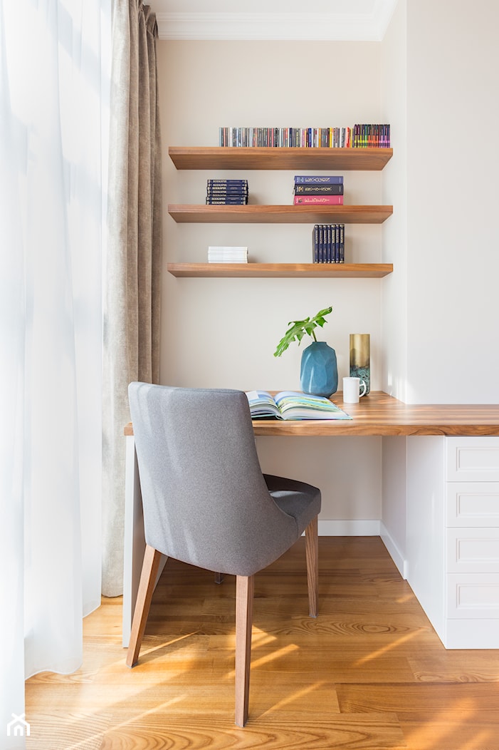 Apartament na Ursynowie - Małe w osobnym pomieszczeniu z zabudowanym biurkiem białe biuro, styl tradycyjny - zdjęcie od ZAWICKA-ID Projektowanie wnętrz - Homebook