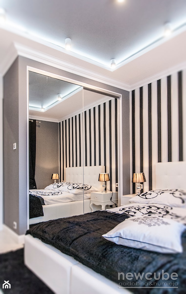 mieszkanie w stylu glamour - Średnia biała czarna szara sypialnia, styl glamour - zdjęcie od Projektowanie i aranżacja wnętrz mieszkalnych i komercyjnych