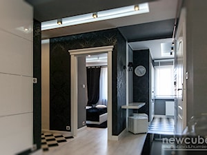 mieszkanie w stylu glamour - Średni czarny hol / przedpokój, styl glamour - zdjęcie od Projektowanie i aranżacja wnętrz mieszkalnych i komercyjnych