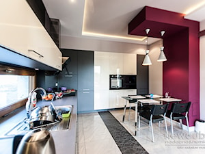 dom Radwanice - Duża czerwona szara jadalnia w kuchni, styl nowoczesny - zdjęcie od Projektowanie i aranżacja wnętrz mieszkalnych i komercyjnych