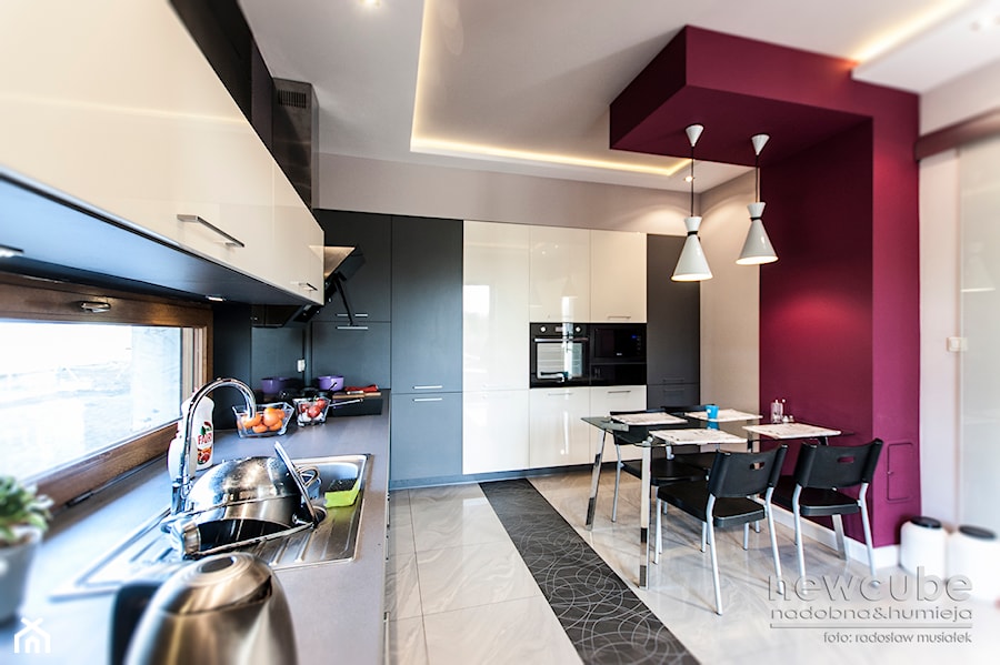 dom Radwanice - Duża czerwona szara jadalnia w kuchni, styl nowoczesny - zdjęcie od Projektowanie i aranżacja wnętrz mieszkalnych i komercyjnych