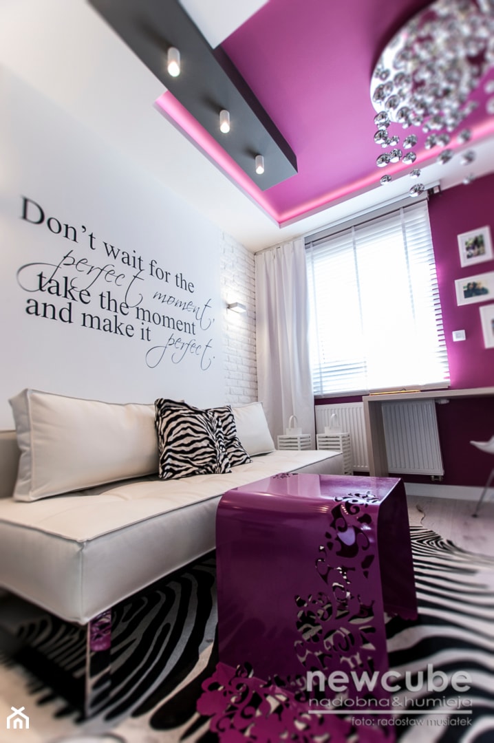 Średni biały różowy pokój dziecka dla nastolatka dla dziewczynki, styl nowoczesny - zdjęcie od Projektowanie i aranżacja wnętrz mieszkalnych i komercyjnych