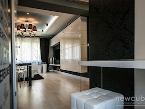 mieszkanie w stylu glamour - Średni biały czarny salon, styl glamour - zdjęcie od Projektowanie i aranżacja wnętrz mieszkalnych i komercyjnych