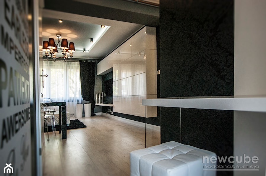 mieszkanie w stylu glamour - Średni biały czarny salon, styl glamour - zdjęcie od Projektowanie i aranżacja wnętrz mieszkalnych i komercyjnych