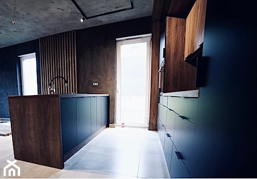 Ciemne wnętrza - Kuchnia, styl skandynawski - zdjęcie od Projektowanie i aranżacja wnętrz mieszkalnych i komercyjnych