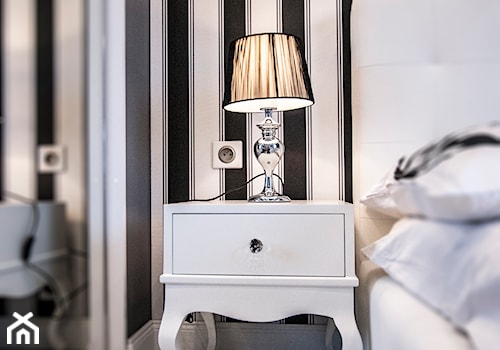 mieszkanie w stylu glamour - Średnia biała czarna sypialnia, styl glamour - zdjęcie od Projektowanie i aranżacja wnętrz mieszkalnych i komercyjnych