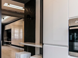 mieszkanie w stylu glamour - Średnia zamknięta czarna z zabudowaną lodówką kuchnia jednorzędowa, styl glamour - zdjęcie od Projektowanie i aranżacja wnętrz mieszkalnych i komercyjnych