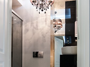mieszkanie w stylu glamour - Mała bez okna z lustrem łazienka, styl glamour - zdjęcie od Projektowanie i aranżacja wnętrz mieszkalnych i komercyjnych
