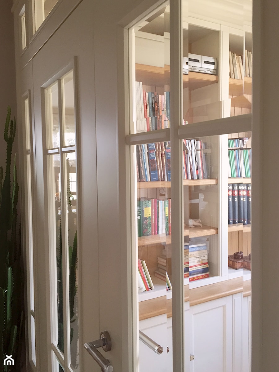 PIĘKNE DRZWI - Małe białe biuro, styl tradycyjny - zdjęcie od HOLTZ