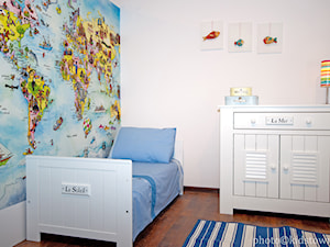 Średni biały pokój dziecka dla dziecka dla chłopca, styl skandynawski - zdjęcie od Kids Town